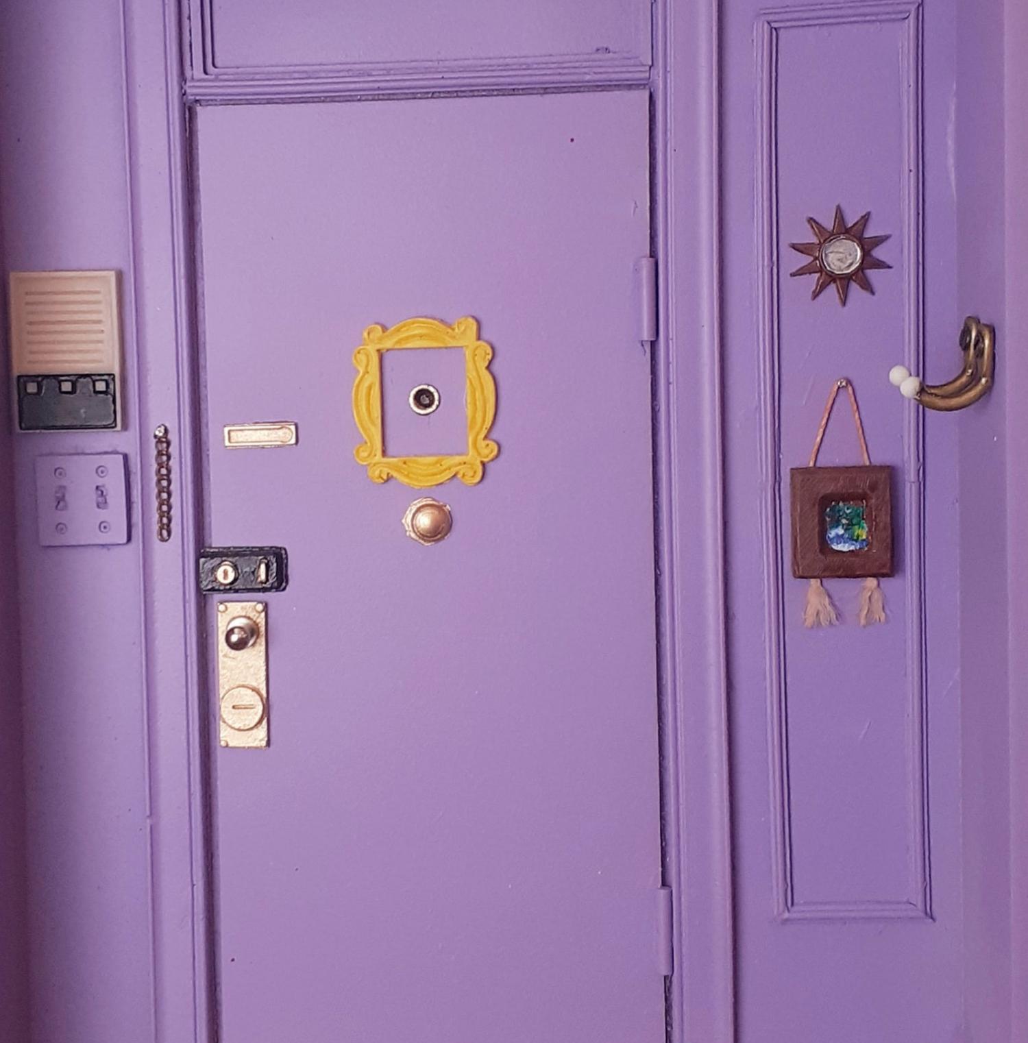 Friends Door Key Holder and Sunglasses Shelf - Friends Purple Door-frame Scale Replica