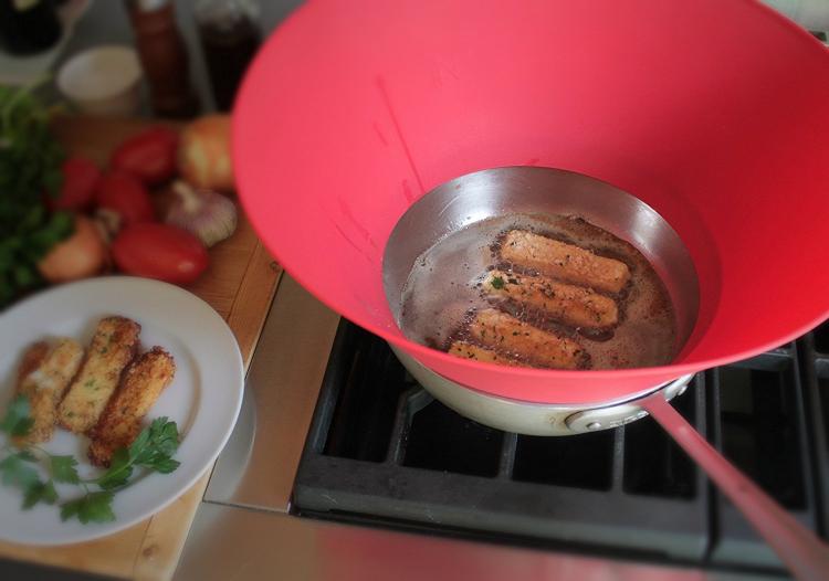 Frywall Grease and Oil Splatter Protector - Silicone protection shield from splattering bacon grease