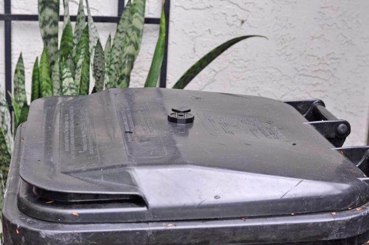 Garbage Can Fly Trap - Fly killer fly paper trap attaches to any garbage bin lid - Best fly trap