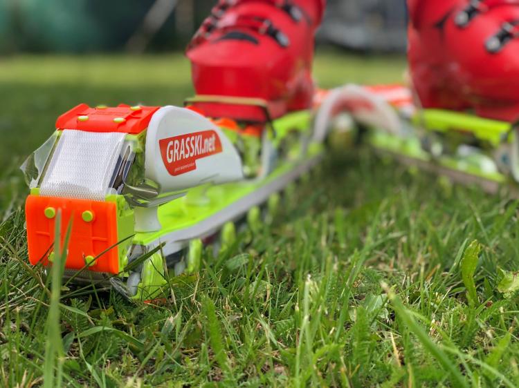 Grass Skis Let You Downhill Ski In The Summer - Rolling downhill skis - Tank track skis