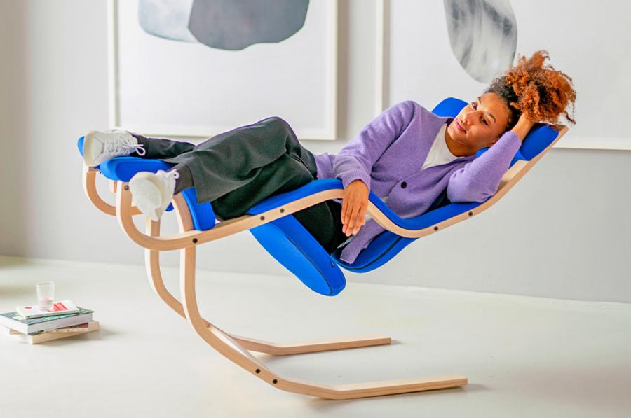 Reclining Gravity Balance Chair Lets You Lay back or kneel forward