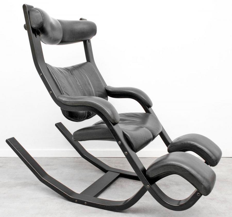 Reclining Gravity Balance Chair Lets You Lay back or kneel forward