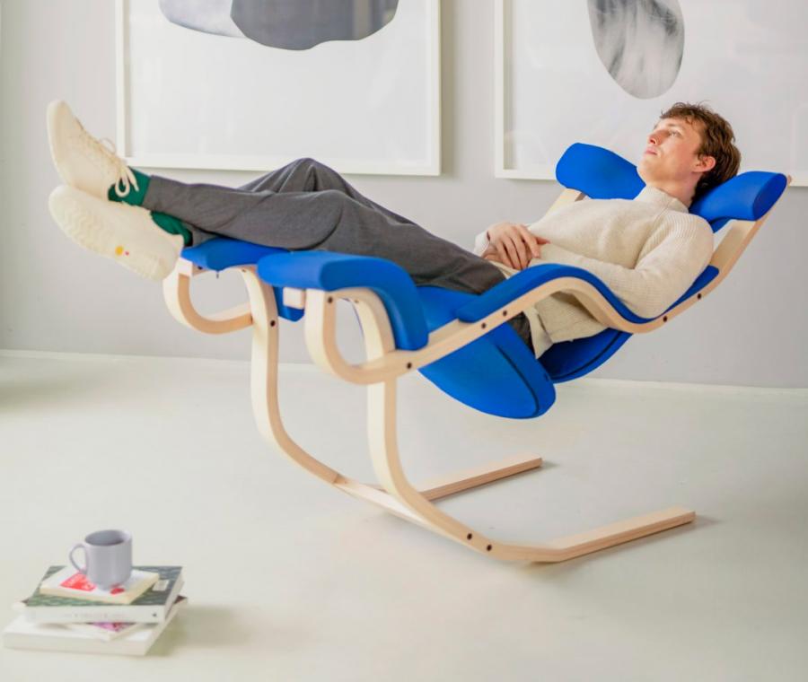 Reclining Gravity Balance Chair Lets You Lay back or kneel forward