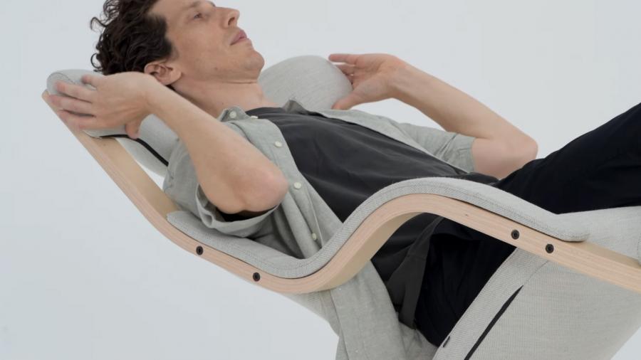 Reclining Gravity Balance Chair Lets You Lay back or kneel forward