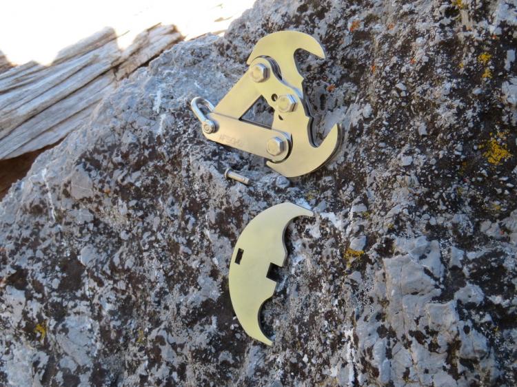 Gravity Hook Mechanical Claw That Doubles as a Grappling Hook