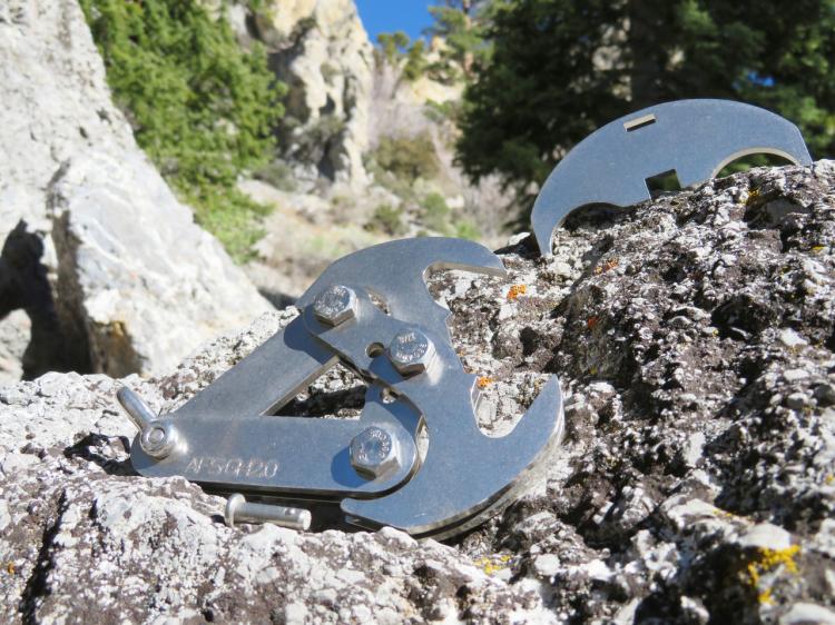 Gravity Hook Mechanical Claw That Doubles as a Grappling Hook