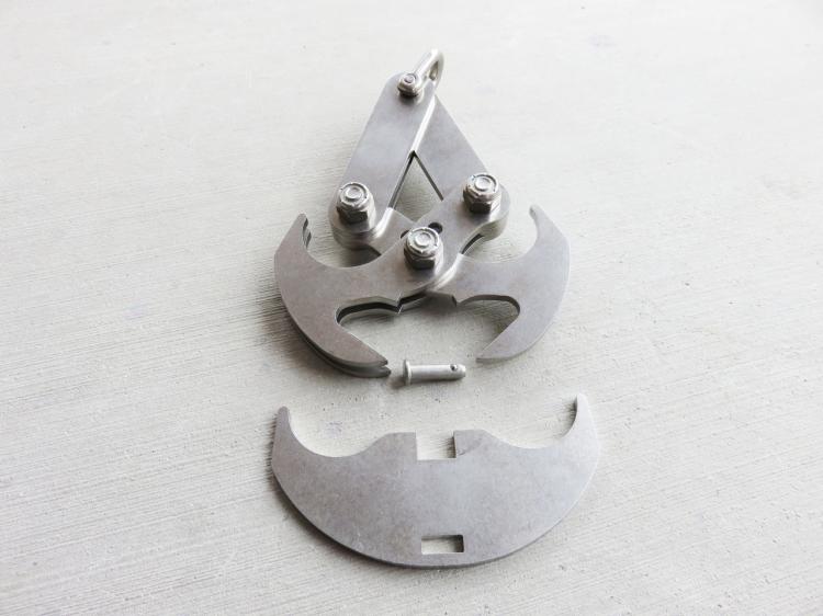 Gravity Hook Mechanical Claw That Doubles as a Grappling Hook