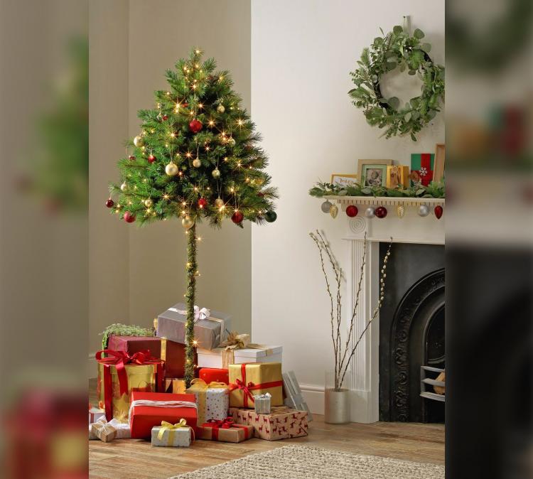 Half Christmas Tree Prevent Cats and Dogs From Destroying Christmas Tree - Top half Christmas tree