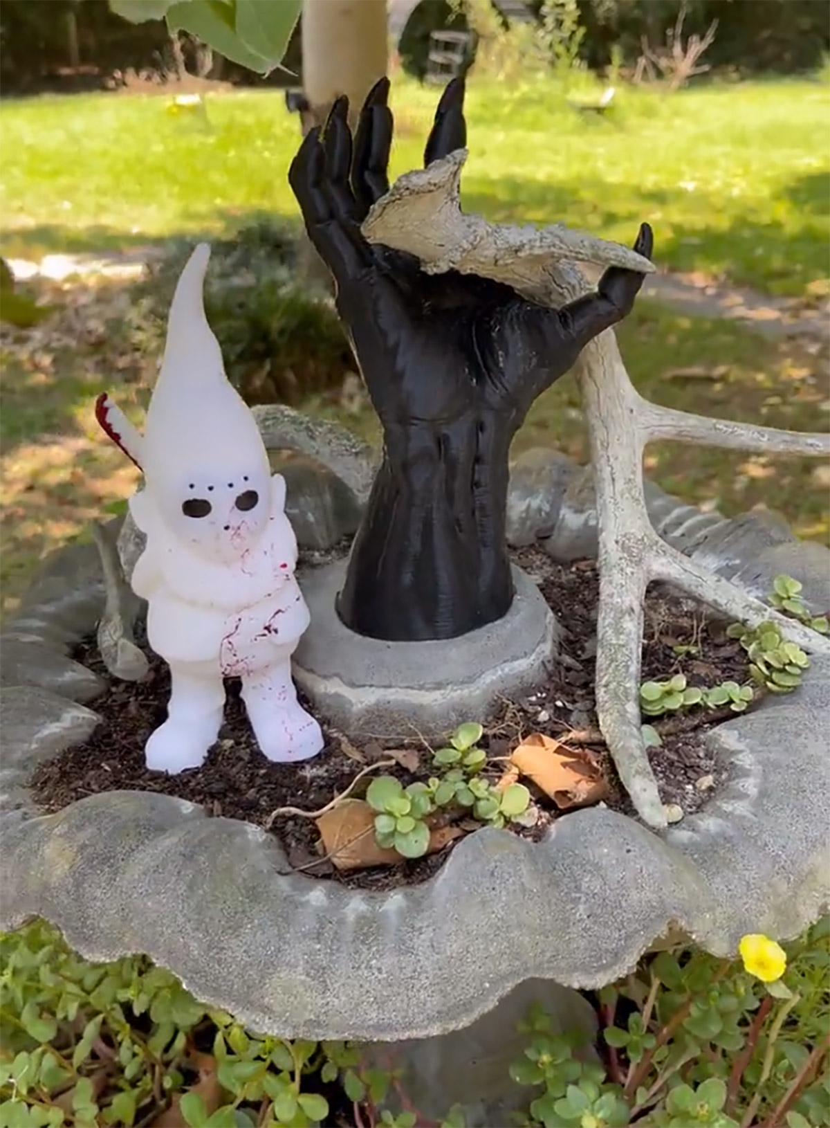 Halloween Garden Gnome - Bloody knife Jason Mask Garden Gnome