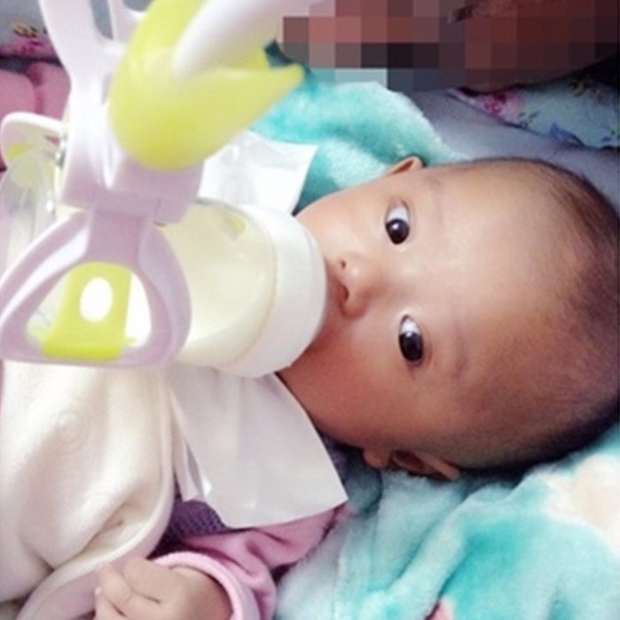 Hands Free Baby Bottle Milk Holder