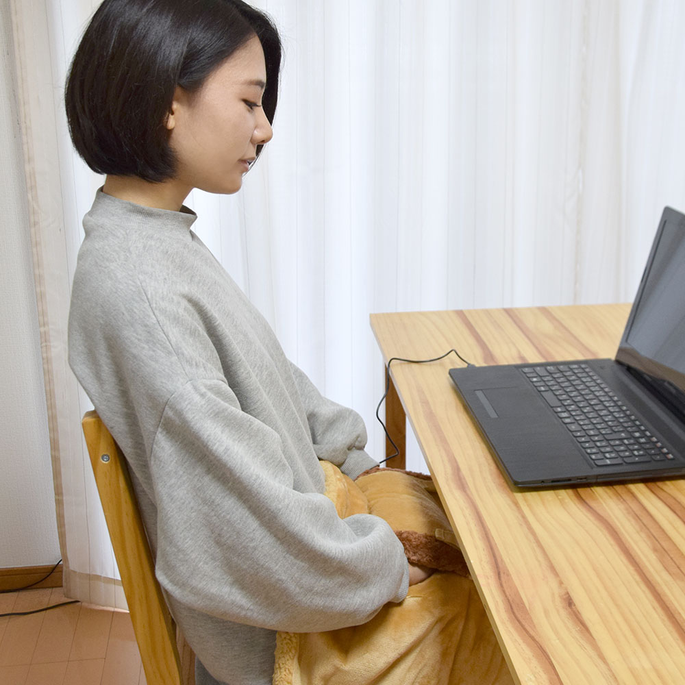 USB Heated Blanket Connects To Your Desk - Heated office blanket with hand warmers