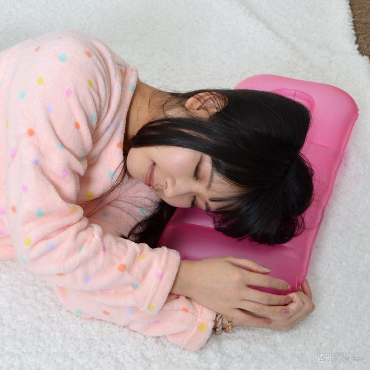 Inflatable Pillow That Holds Your Smart Phone In Bath Tub