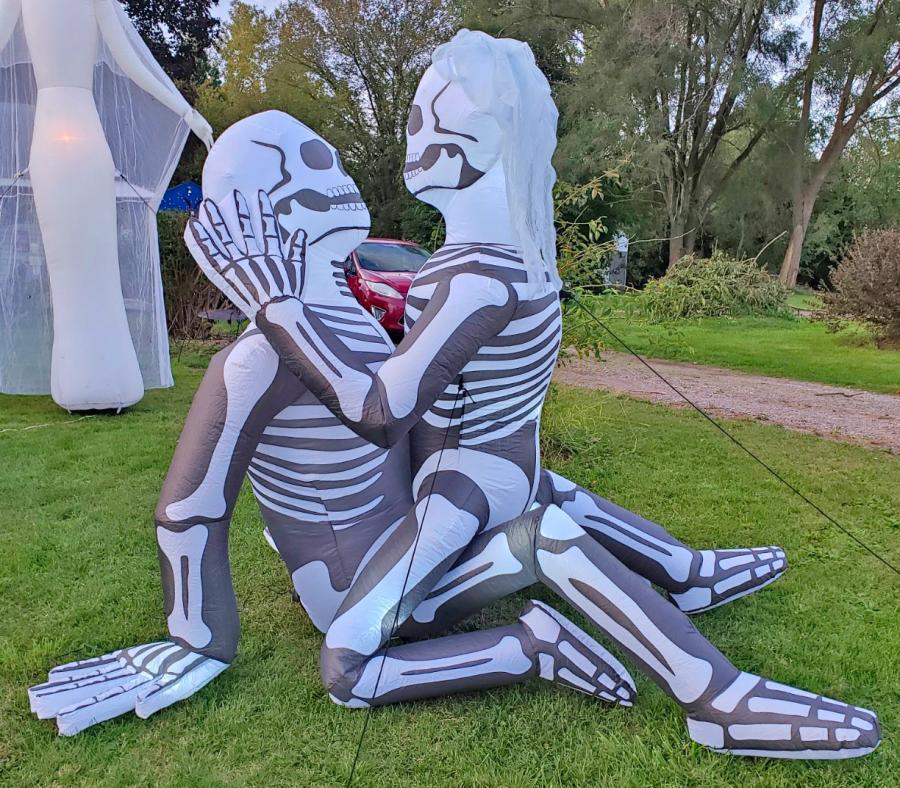 Inflatable Skeleton Lovers Halloween Yard Decoration