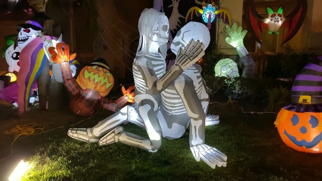 Inflatable Skeleton Lovers Halloween Yard Decoration
