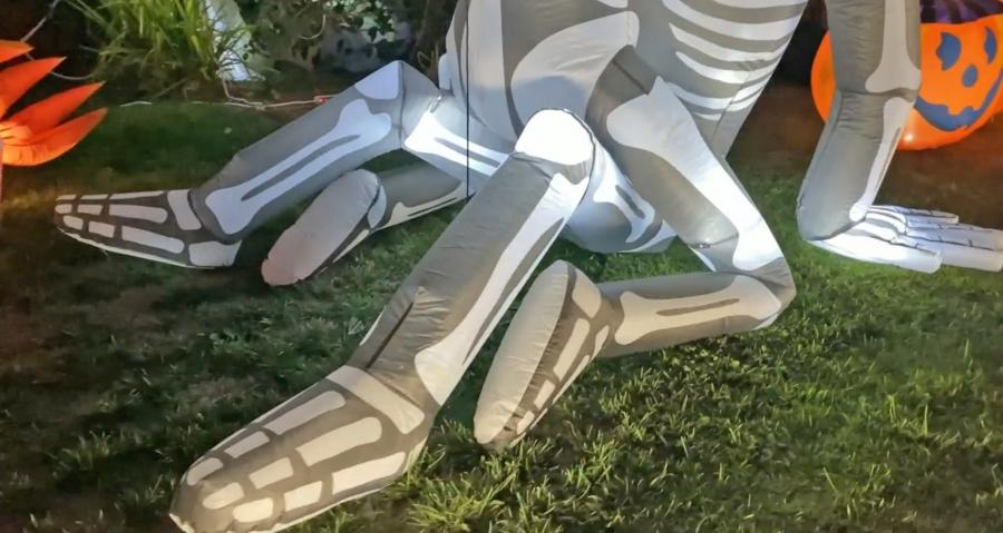 Inflatable Skeleton Lovers Halloween Yard Decoration