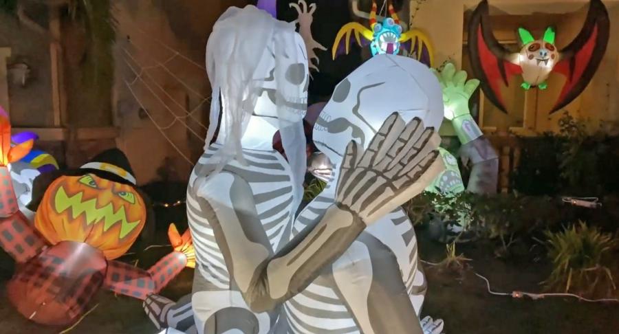 Inflatable Skeleton Lovers Halloween Yard Decoration