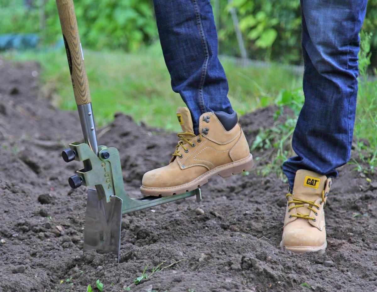 Kikka Digga Shovel Attachment Adds step plate to gardening spade and fork