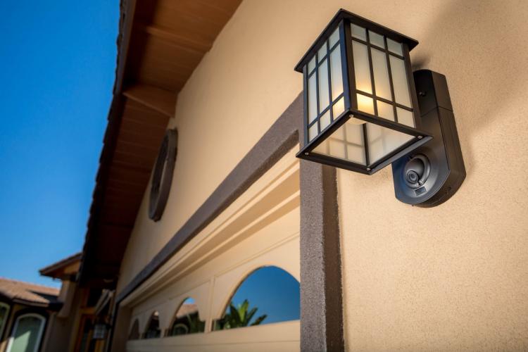 Kuna Smart Light - Outdoor Light With integrated security camera and alarm