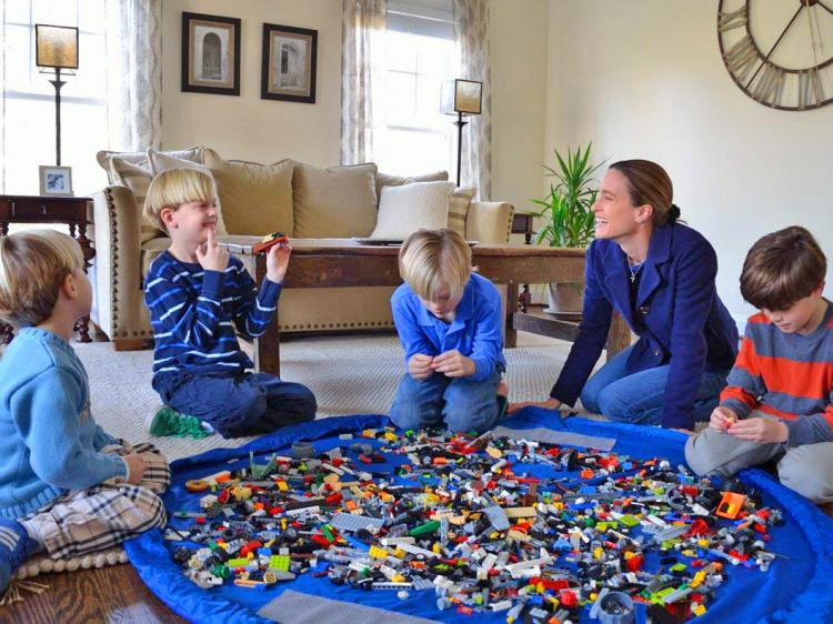 Lay-n-Go Lego Collecting Mat - Drawstring play mat cinches toys shut - Backpack toy mat