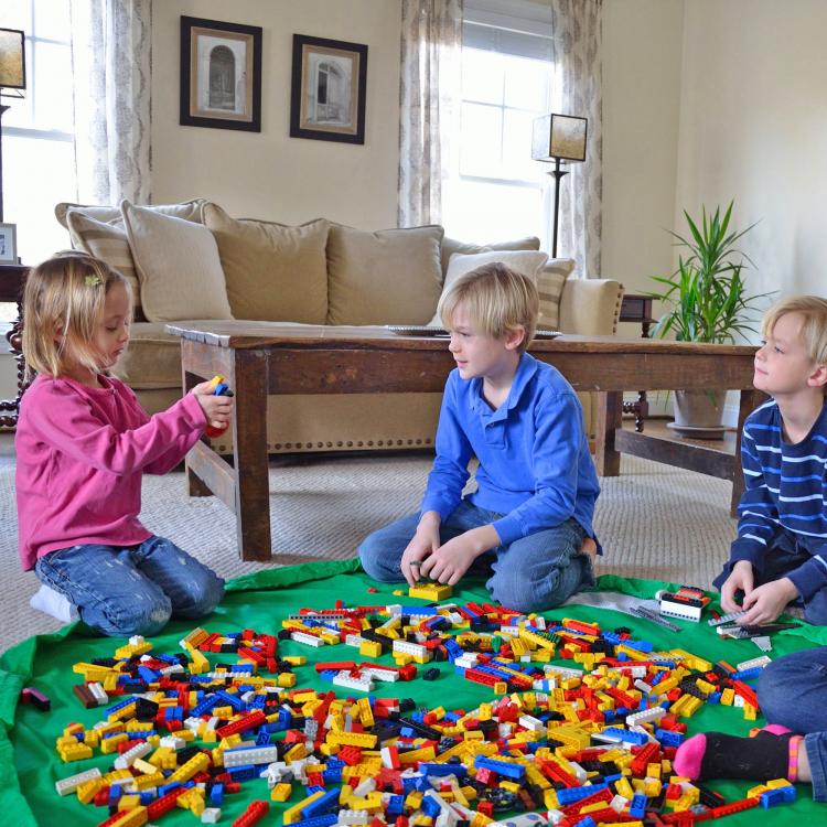 Lay-n-Go Lego Collecting Mat - Drawstring play mat cinches toys shut - Backpack toy mat