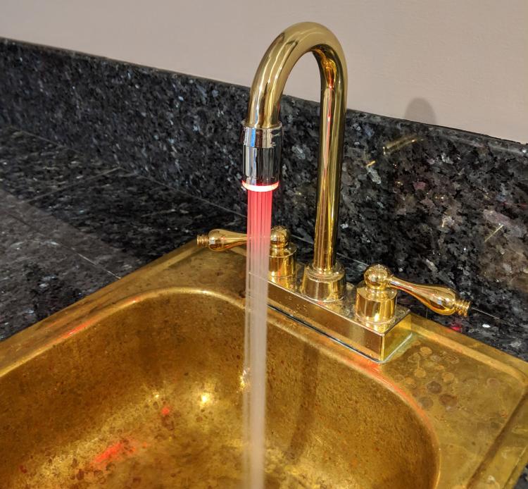 LED Faucet Nozzle Changes Color With Water Temperature - LED light-up aerator