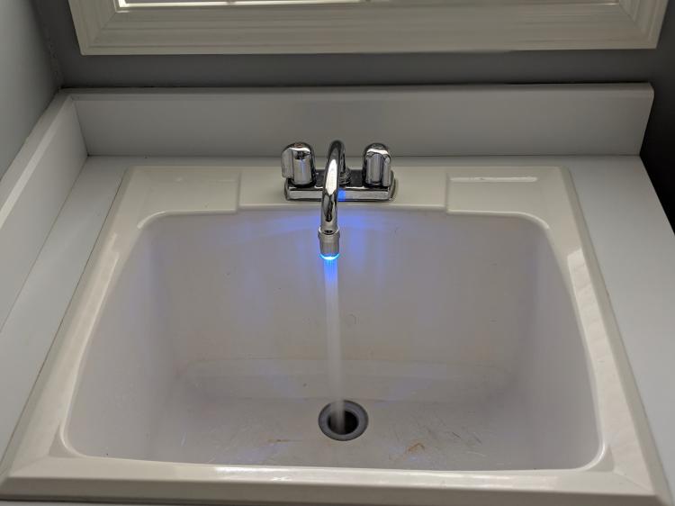 LED Faucet Nozzle Changes Color With Water Temperature - LED light-up aerator