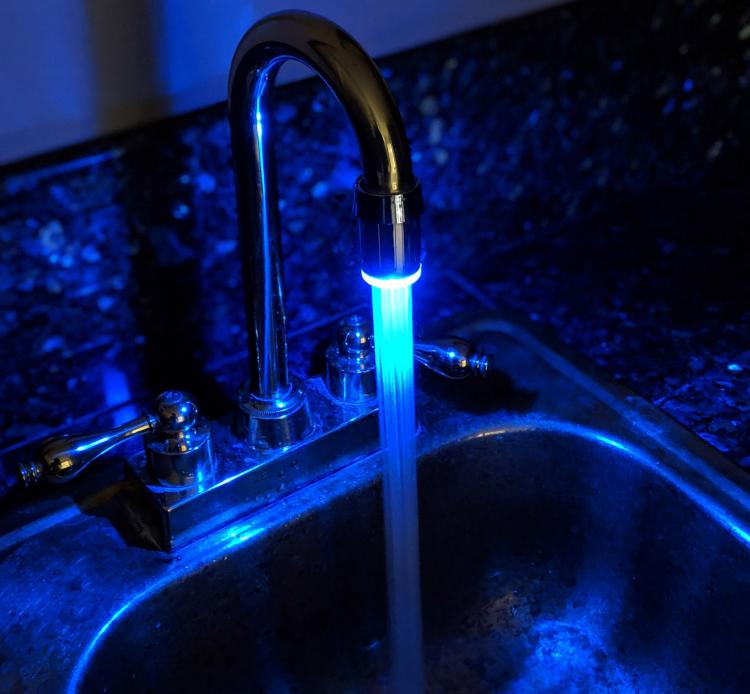 LED Faucet Nozzle Changes Color With Water Temperature - LED light-up aerator