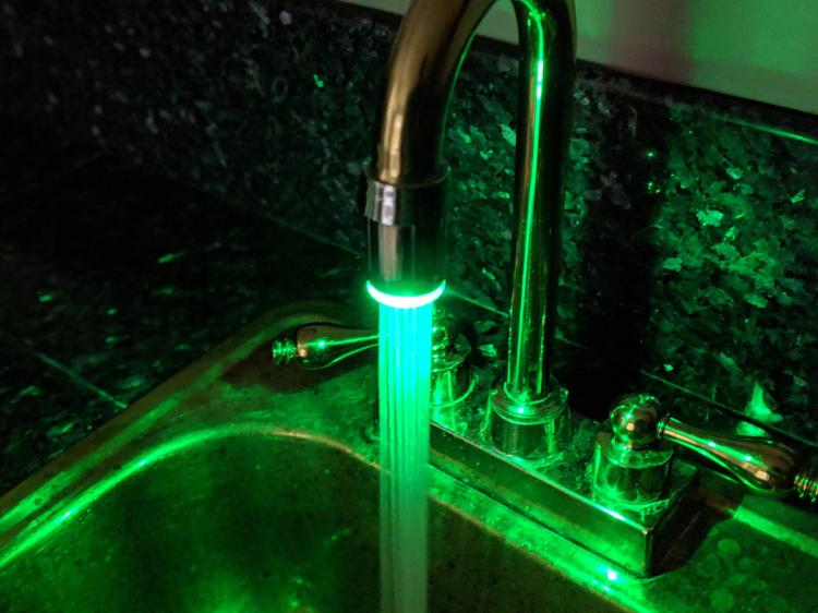 LED Faucet Nozzle Changes Color With Water Temperature - LED light-up aerator
