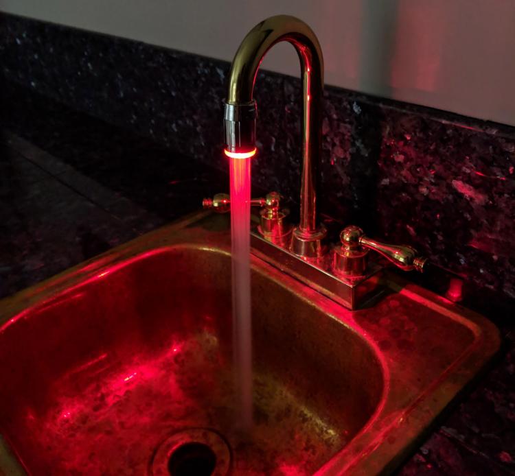 LED Faucet Nozzle Changes Color With Water Temperature - LED light-up aerator