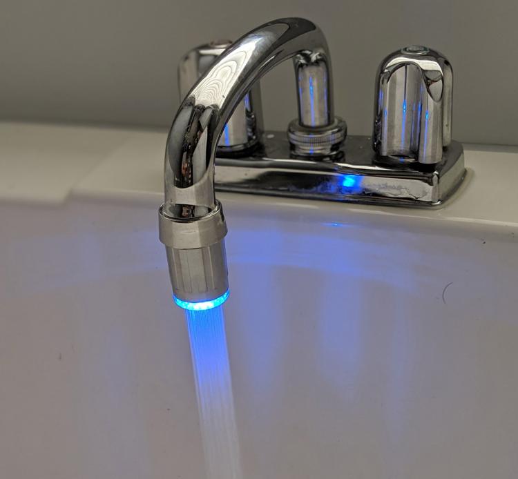 LED Faucet Nozzle Changes Color With Water Temperature - LED light-up aerator