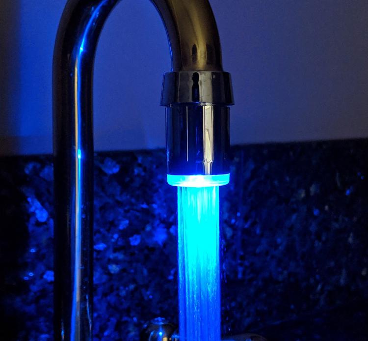 LED Faucet Nozzle Changes Color With Water Temperature - LED light-up aerator