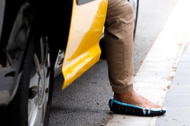 Link Shoe Sandals - Topless flip flop sandal shoes hug the sides of your feet