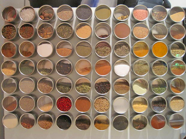 Magnetic Spice Tins Attach To Your Refrigerator - Wall mounted magnetic spice rack - clear glass spice tins