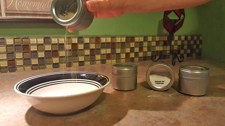 Magnetic Spice Tins Attach To Your Refrigerator - Wall mounted magnetic spice rack - clear glass spice tins