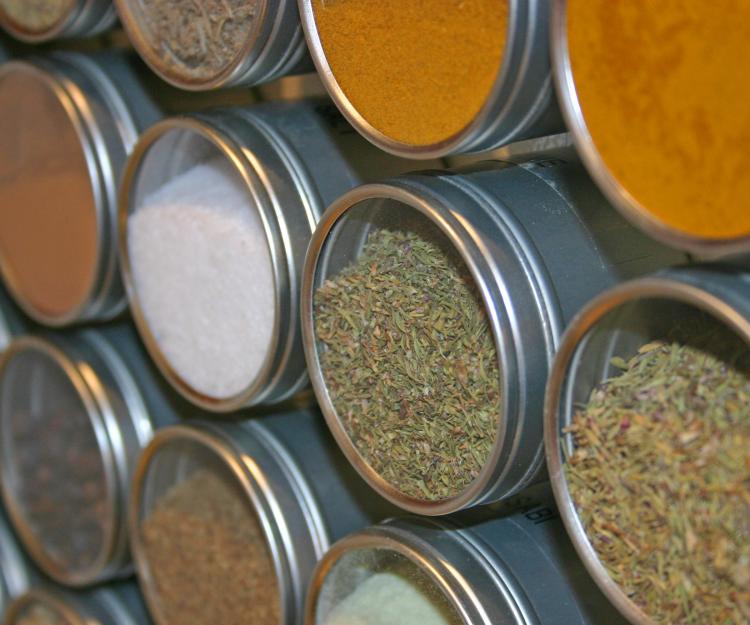Magnetic Spice Tins Attach To Your Refrigerator - Wall mounted magnetic spice rack - clear glass spice tins