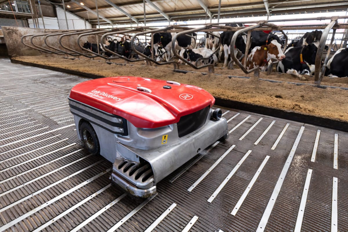 Lely Discovery Manure Cleaning Robot Vacuum Barn Floor Roomba