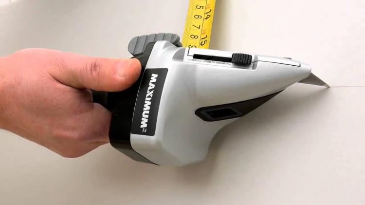 Maximum Drywall Axe - Combo measuring tape and retractable blade drywall cutter