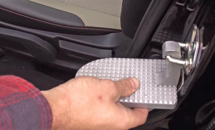 Moki DoorStep Gives You a Step To Easily Access Roof Of Car - Car Roof Step