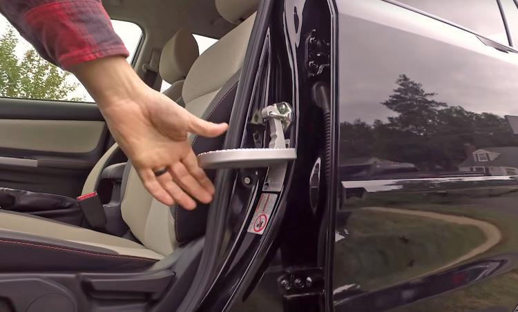 Moki DoorStep Gives You a Step To Easily Access Roof Of Car - Car Roof Step