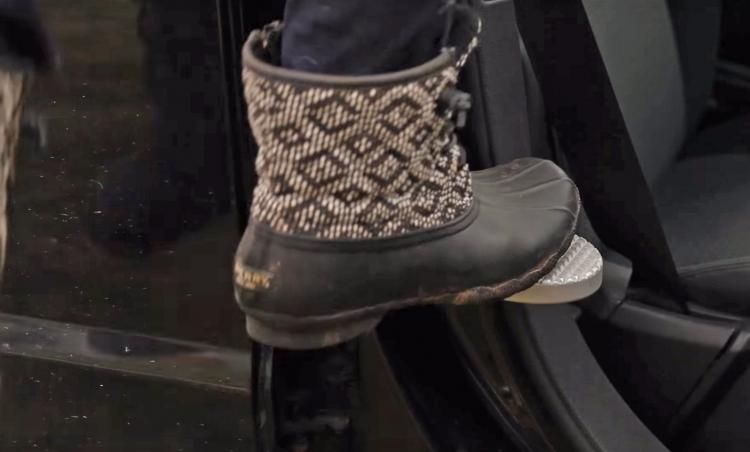 Moki DoorStep Gives You a Step To Easily Access Roof Of Car - Car Roof Step