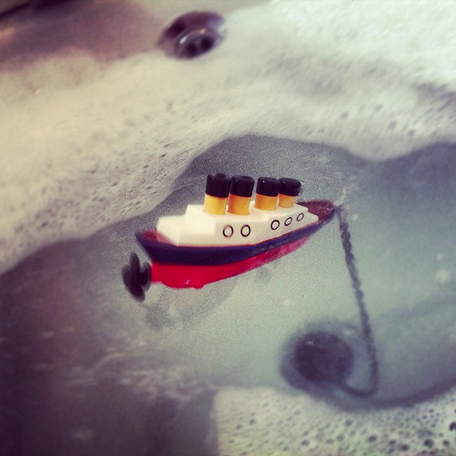 Sinking Titanic ship bathtub drain stopper