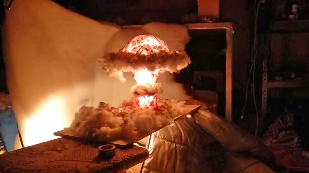 Nuclear Explosion Bomb Lamp - Mushroom cloud night-light diorama lamp