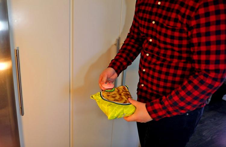 Pig Shaped Bag Clip Oinks When You Open It - Diet bag clip