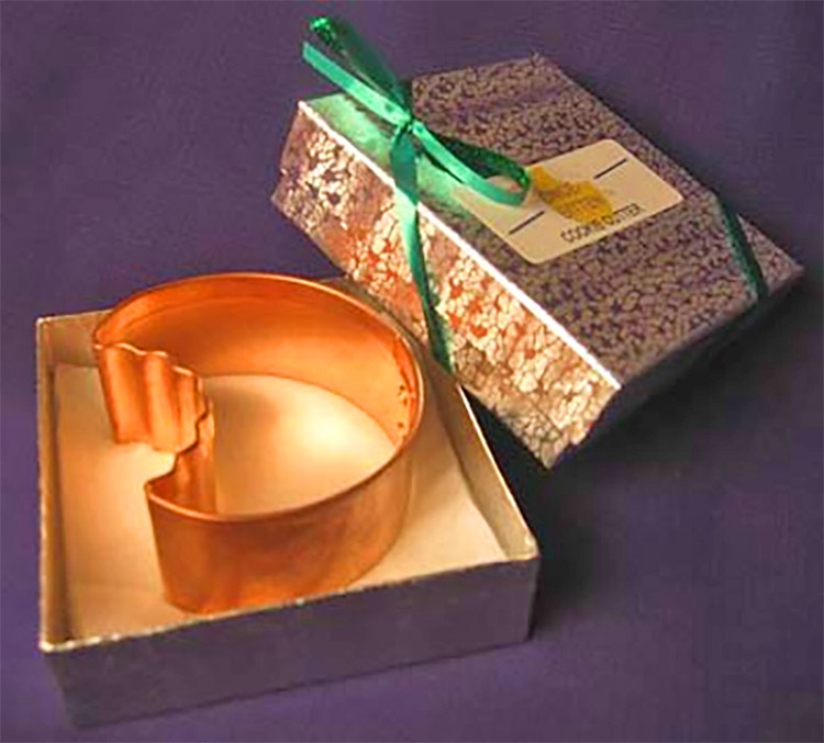 Once bitten cookie cutter - Cookie cutter makes cookies with a bite already taken out of cookie