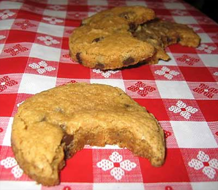 Once bitten cookie cutter - Cookie cutter makes cookies with a bite already taken out of cookie
