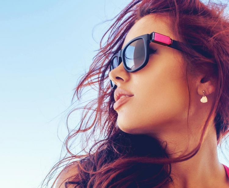 OPKIX ONE Tiny Wearable Action Camera Attaches Sunglasses - Tiny camera charging egg