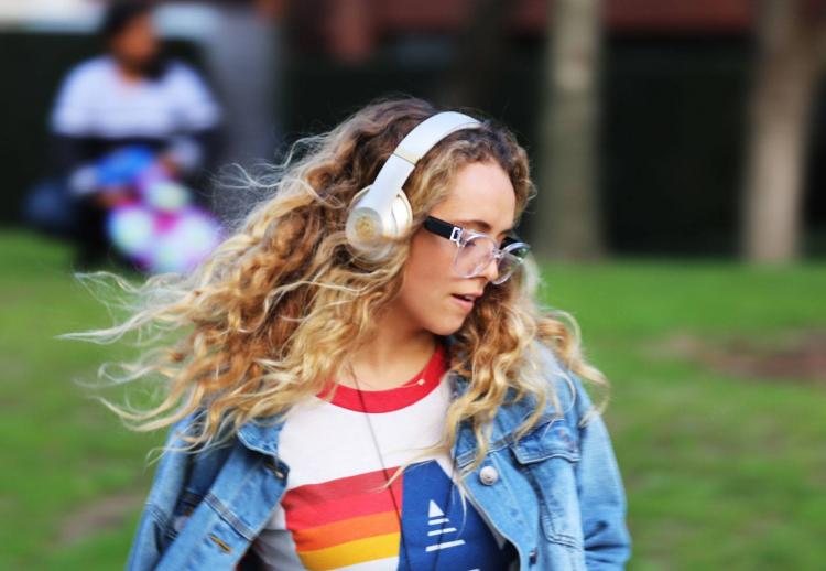 OPKIX ONE Tiny Wearable Action Camera Attaches Sunglasses - Tiny camera charging egg