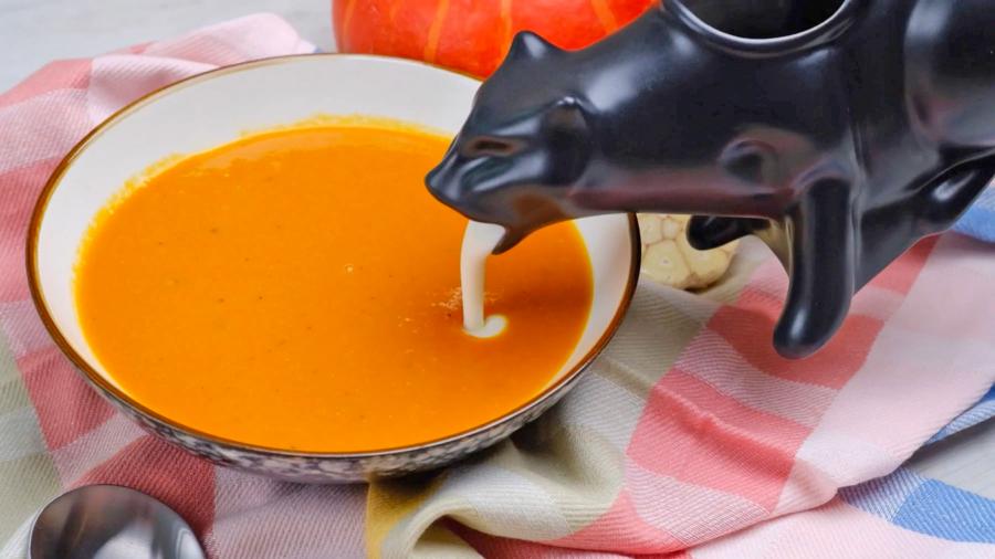 Puking Cat Gravy Boat - Vomiting Kitty Sauce Server and dispenser