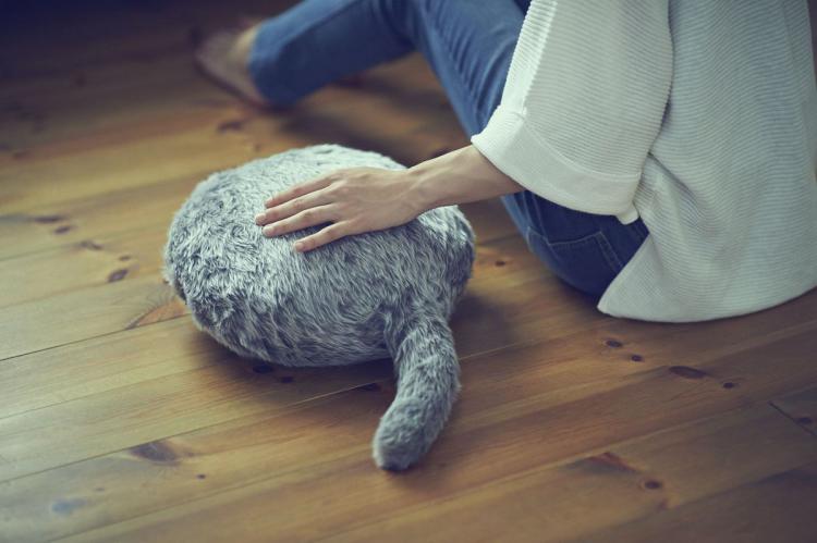Qooboo Robotic Fake Cat That Wags Its Tail - Weird fake cat robot