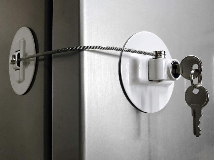 Refrigerator Key Lock Keeps Out Kids and Snackers - Dieting fridge key lock